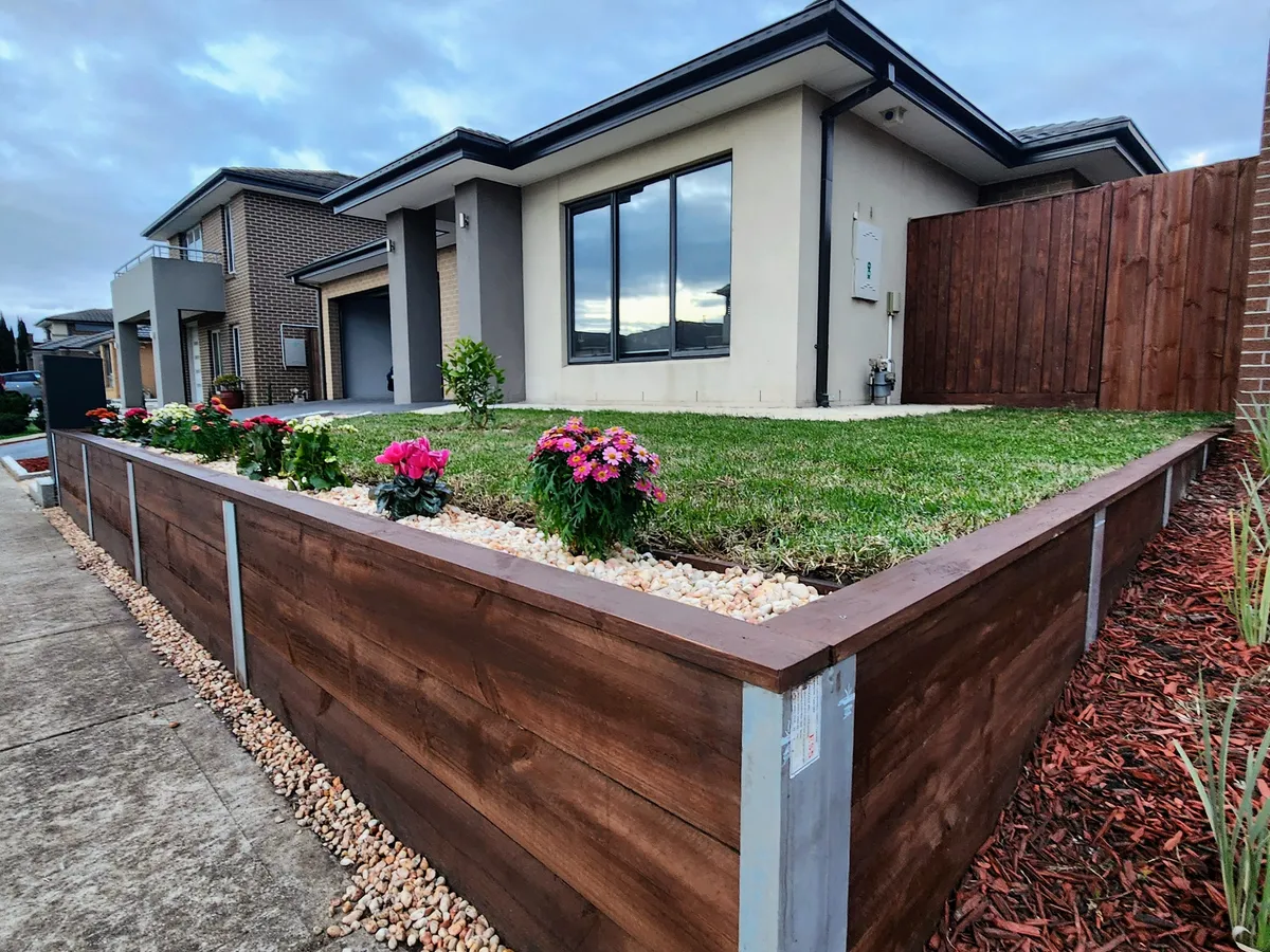 Well-kept raised garden with fresh turf and clean pebble edges